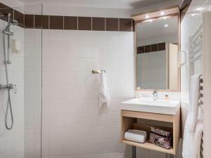 Un baño de Aparthotel Adagio Access Paris Reuilly