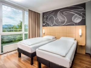 Giường trong phòng chung tại ibis Wörthersee