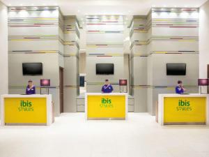 En TV eller et underholdningssystem på Ibis Styles Jakarta Mangga Dua Square