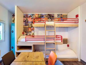 Cama ou camas em um quarto em hotelF1 Paris Saint Denis Stade