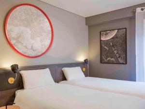 ibis Styles Paris Mairie de Montreuil tesisinde bir odada yatak veya yataklar