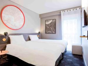 ibis Styles Paris Mairie de Montreuil tesisinde bir odada yatak veya yataklar