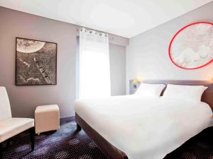 ibis Styles Paris Mairie de Montreuil tesisinde bir odada yatak veya yataklar