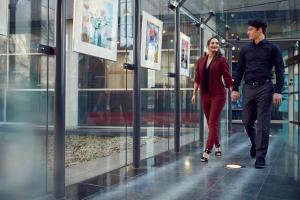 een man en een vrouw die door een gebouw lopen bij WestCord Art Hotel Amsterdam 3 stars in Amsterdam