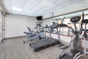 um ginásio com várias máquinas de cardio numa sala em Ramada by Wyndham Tampa Westshore Airport South em Tampa