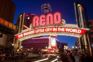 een groot neonbord dat Rome de grootste stad ter wereld leest bij Legacy Vacation Resorts - Reno in Reno