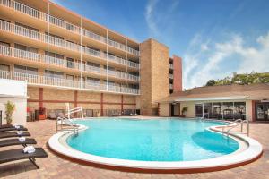 uma grande piscina em frente a um edifício em Ramada by Wyndham Tampa Westshore Airport South em Tampa