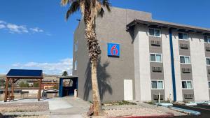 un bâtiment avec un panneau sur son côté dans l'établissement Motel 6 Bullhead City, Az - Laughlin, à Bullhead City