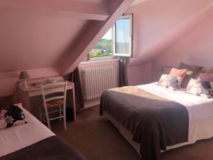 A bed or beds in a room at Hotel de L'Oise