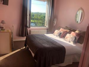 A bed or beds in a room at Hotel de L'Oise