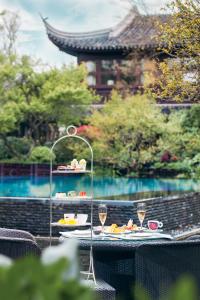 Swimming pool sa o malapit sa Four Seasons Hotel Hangzhou at West Lake