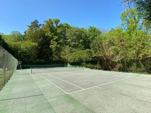 Tenis alebo squash v ubytovaní Manoir des Cavaliers - BnB alebo jeho okolí