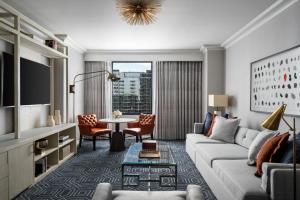 Four Seasons Hotel Atlanta tesisinde bir oturma alanı