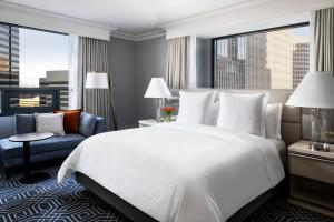 Four Seasons Hotel Atlanta tesisinde bir odada yatak veya yataklar