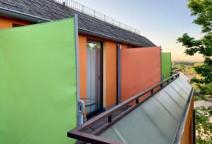 Maison verte et orange avec balcon dans l'établissement Hotel Toskana, à Wiesbaden