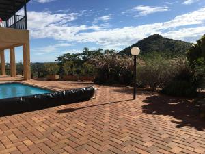 una piscina con luce accanto a una casa di Felsenblick Self-Catering a Windhoek