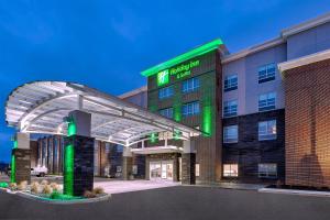 un accès à l'entrée d'un hôtel dans l'établissement Holiday Inn & Suites - Toledo Southwest - Perrysburg, an IHG Hotel, à Perrysburg