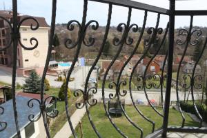 Aussicht von einem schmiedeeisernen Zaun eines Hofes in der Unterkunft Apartments Vila Vrdnik in Vrdnik