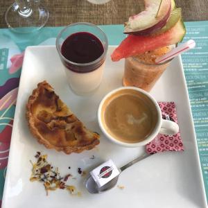 un plato de comida con una taza de café y un postre en Le Robinson, en Pierrelatte