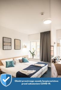 Giường trong phòng chung tại Fama Residence Gdańsk Old Town