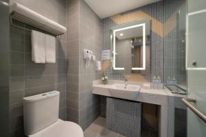 Un baño de Holiday Inn Express Qingdao Innovation Park, an IHG Hotel