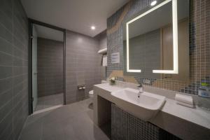 Un baño de Holiday Inn Express Qingdao Innovation Park, an IHG Hotel