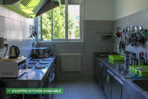 uma cozinha com um fogão e um lavatório em Ostello S. Fosca - CPU Venice Hostels em Veneza