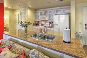 Lake Las Vegas Condo with Balcony, Resort Amenities!廚房或簡易廚房