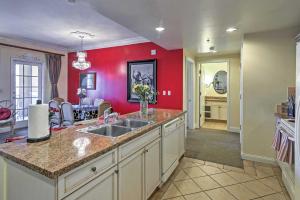 Lake Las Vegas Condo with Balcony, Resort Amenities!廚房或簡易廚房