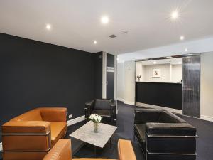 Khu vực ghế ngồi tại Sydney Airport Suites