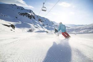 Eine Person fährt einen schneebedeckten Berg hinunter in der Unterkunft Gästehaus Flörl in Gerlosberg