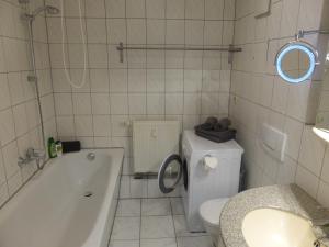 Un baño de Ferienwohnung Friedrich Schiller, 2 Schlafzimmer, Balkon,kostenloses WiFi, nähe Zentrum,