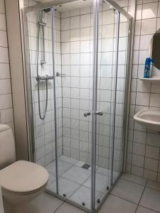 La salle de bains est pourvue d'une douche, de toilettes et d'un lavabo. dans l'établissement Anna, à Hollum