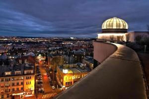 vista di notte su una città da un edificio di Don Giovanni Hotel Prague - Great Hotels of The World a Praga