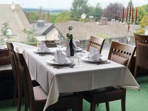 Ein Restaurant oder anderes Speiselokal in der Unterkunft Glashütten Hotel 