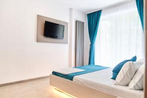 - une chambre avec un lit, une télévision et une fenêtre dans l'établissement Sea Love apt SPA n Pools Beach Resort, à Mamaia Nord – Năvodari