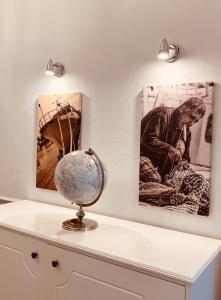 uma mesa branca com duas imagens e um globo sobre ela em Domus Valadier B&B Guesthouse em Fiumicino