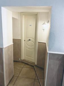 uma casa de banho com uma porta branca e um WC em Domus Valadier B&B Guesthouse em Fiumicino