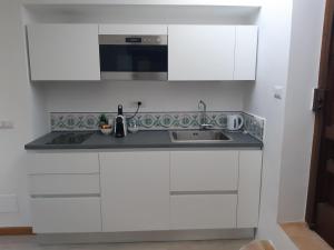 Una cocina o kitchenette en Eleanor' s Garden