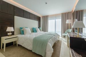 1 dormitorio con cama grande, escritorio y cama sidx sidx sidx sidx sidx sidx en Hotel Alvorada, en Estoril