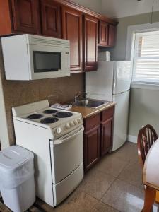 A kitchen or kitchenette at Golden Gate Lodging