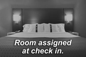 una camera con un letto e una stanza valutata al check-in di Holiday Inn Express & Suites Indianapolis North - Carmel, an IHG Hotel a Carmel