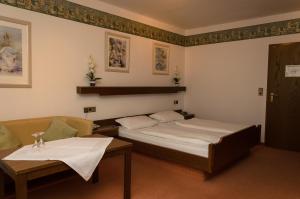 A bed or beds in a room at Hotel Rheingraf