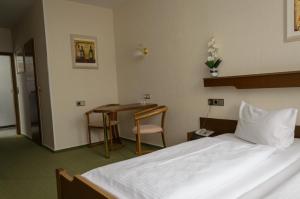 A bed or beds in a room at Hotel Rheingraf