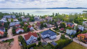 uma vista aérea de uma pequena cidade com um lago em Margret Haus em Balatonfüred