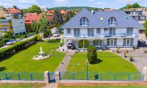 uma grande casa com um grande quintal com uma fonte em Margret Haus em Balatonfüred