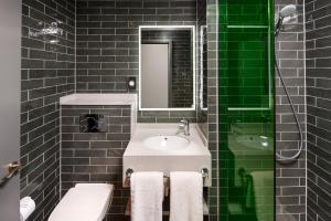 Ett badrum på ibis Styles London Ealing