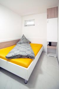 A bed or beds in a room at Designpension Idyll Nr2 Hotel Garni