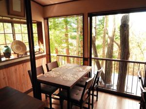 Ein Balkon oder eine Terrasse in der Unterkunft Gableview Forest Inn ゲーブルビュー