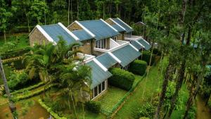 una vista aerea di una casa con tetti blu di Sitaram Mountain Retreat a Munnar